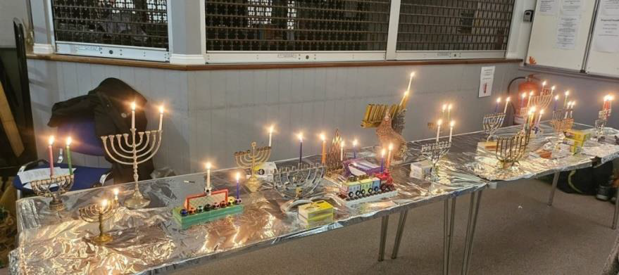 Community chanukiya lighting